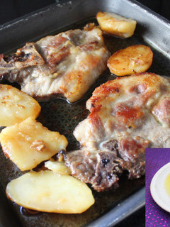 Una foto de Chuletas de cerdo con patatas cocidas