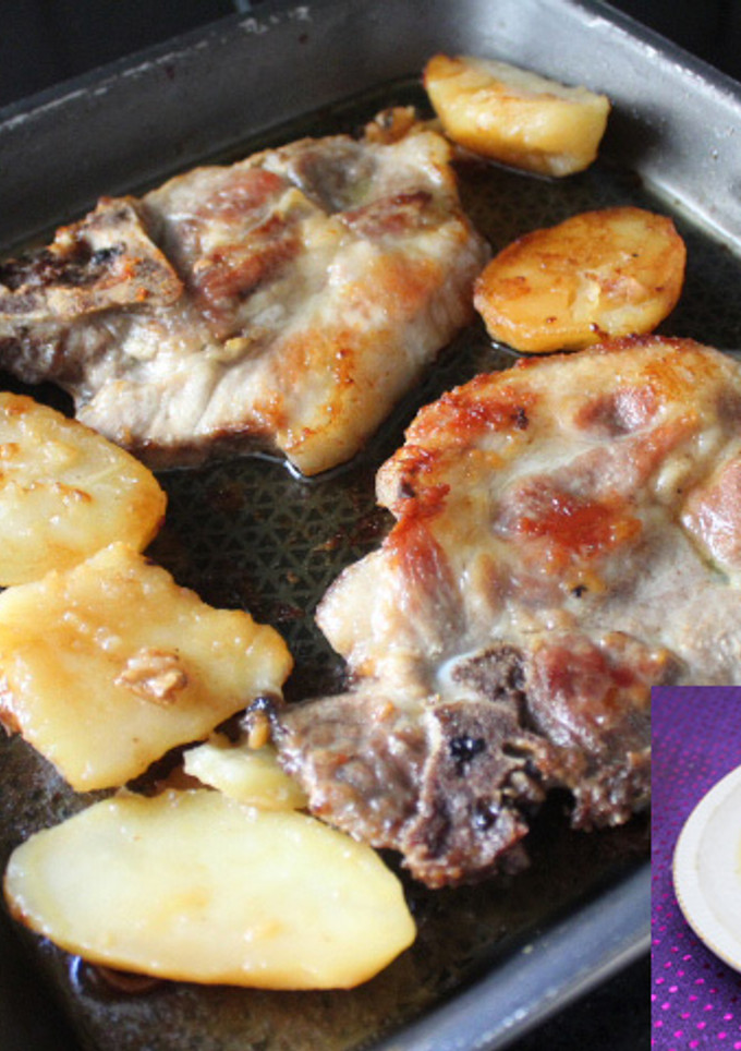 Una foto de Chuletas de cerdo con patatas cocidas