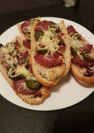 A picture of Deluxe Pizza Baguette.