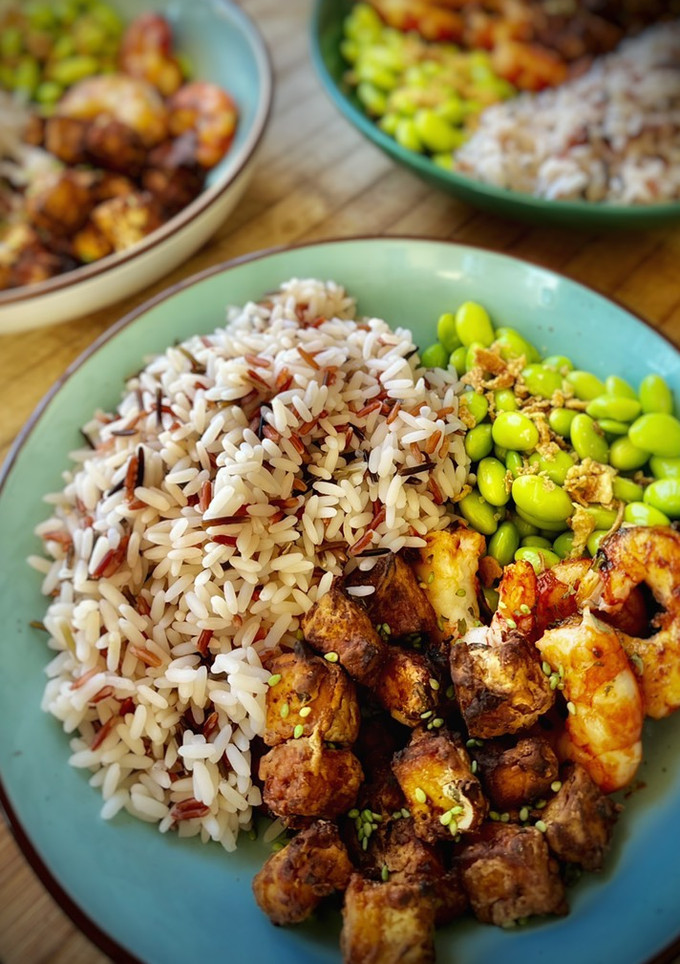 Una foto de Ensalada de arroz con langostinos, edamame y tofu crujiente