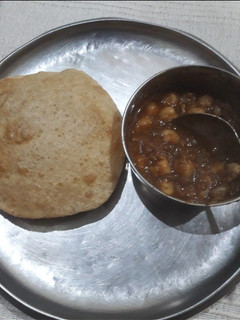 पूरी छोले (poori chole recipe in Hindi) रेसिपी मुख्य फोटो