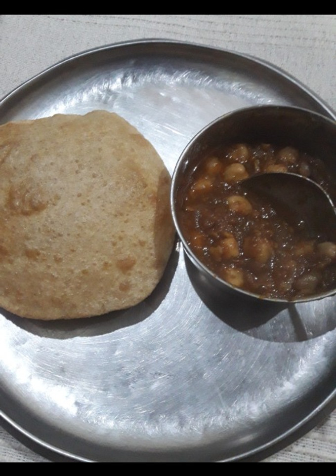 पूरी छोले (poori chole recipe in Hindi) रेसिपी मुख्य फोटो
