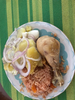 Una foto de Bocado ensalada de huevo y papas
