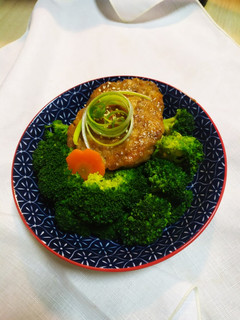 和風漢堡排佐花椰菜 的食譜成品照片