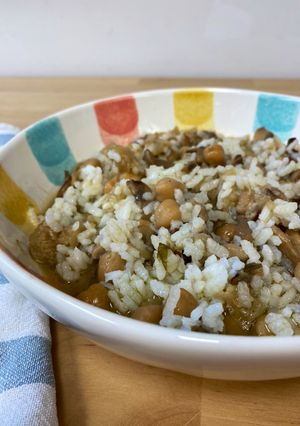 Una foto de Potaje de garbanzos con setas y coliflor