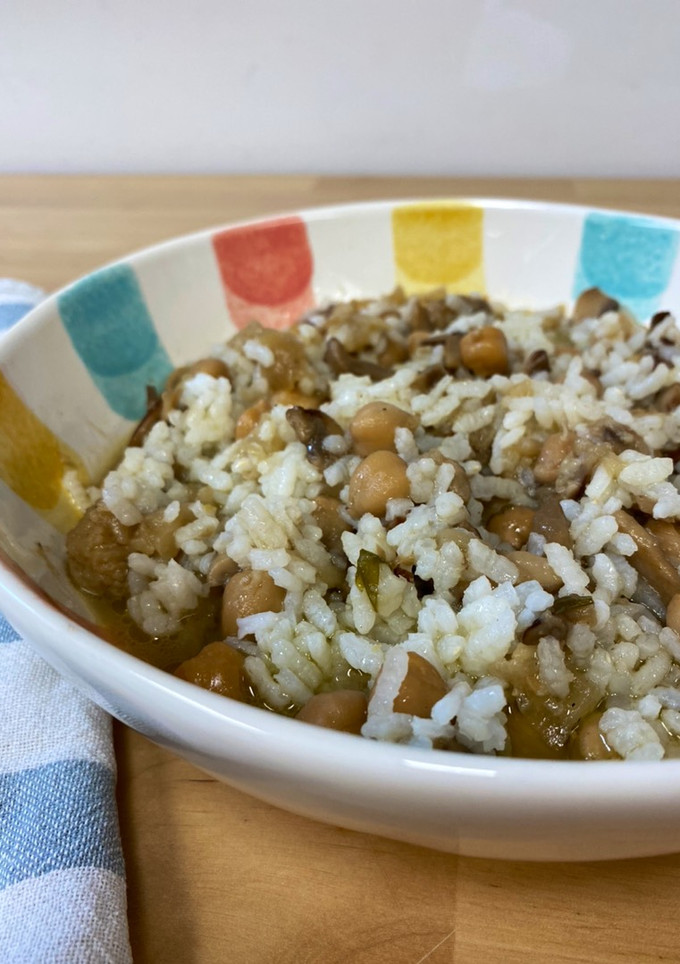 Una foto de Potaje de garbanzos con setas y coliflor
