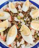 Ensalada de lentejas con palitos de cangrejo y huevo