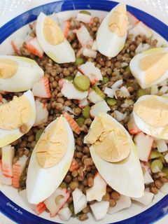 Una foto de Ensalada de lentejas con palitos de cangrejo y huevo