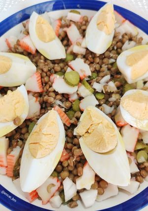 Una foto de Ensalada de lentejas con palitos de cangrejo y huevo