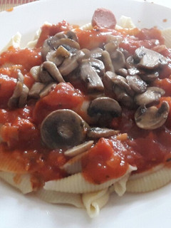 Una foto de Pastas a la mantequilla con salsa de tomate y champiñones