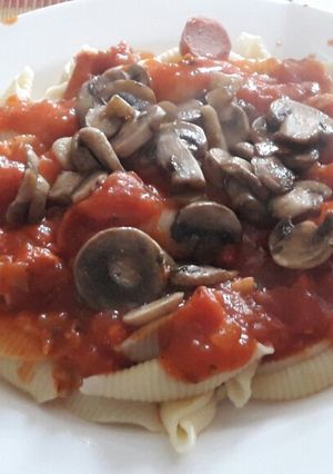 Una foto de Pastas a la mantequilla con salsa de tomate y champiñones