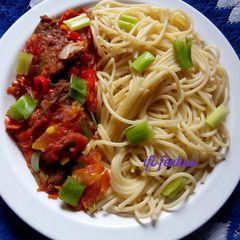 A picture of Pasta and tomatoes sauce.
