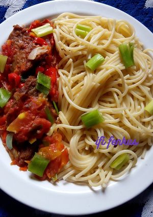 A picture of Pasta and tomatoes sauce.