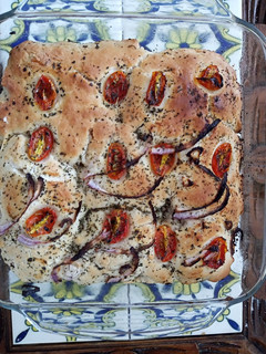 Una foto de Focaccia con cherrys 🍅🍞