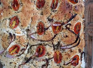 Una foto de Focaccia con cherrys 🍅🍞