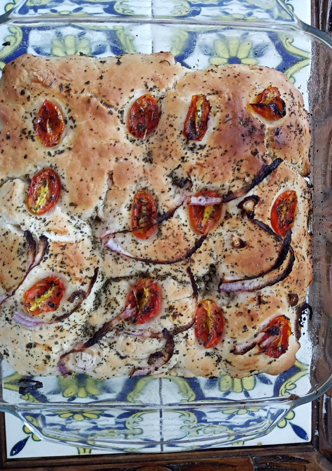 Una foto de Focaccia con cherrys 🍅🍞