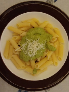 Una foto de Pasta con salsa al pesto de rúcula