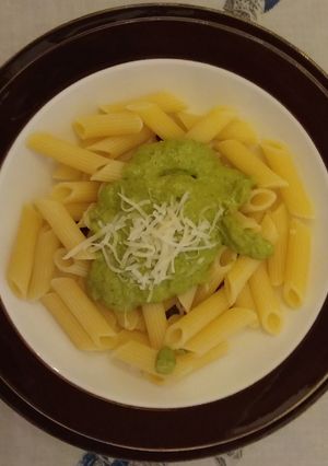 Una foto de Pasta con salsa al pesto de rúcula