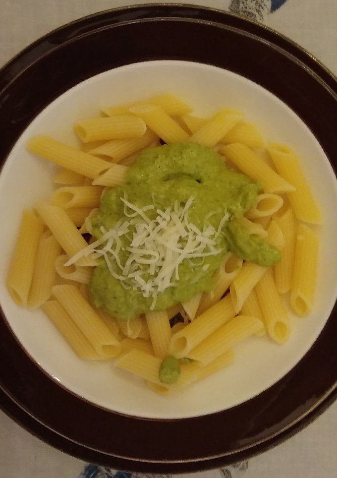 Una foto de Pasta con salsa al pesto de rúcula