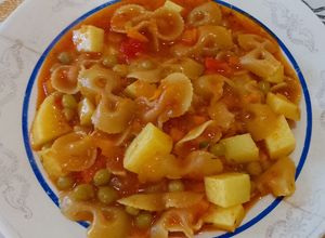Una foto de Guiso de fideos moñitos a mi manera