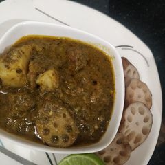 A picture of Spinach lotus root sabzi.