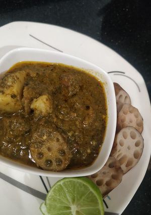 A picture of Spinach lotus root sabzi.