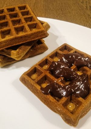 Une photo de Gaufres healthy coco-cannelle et sauce au chocolat