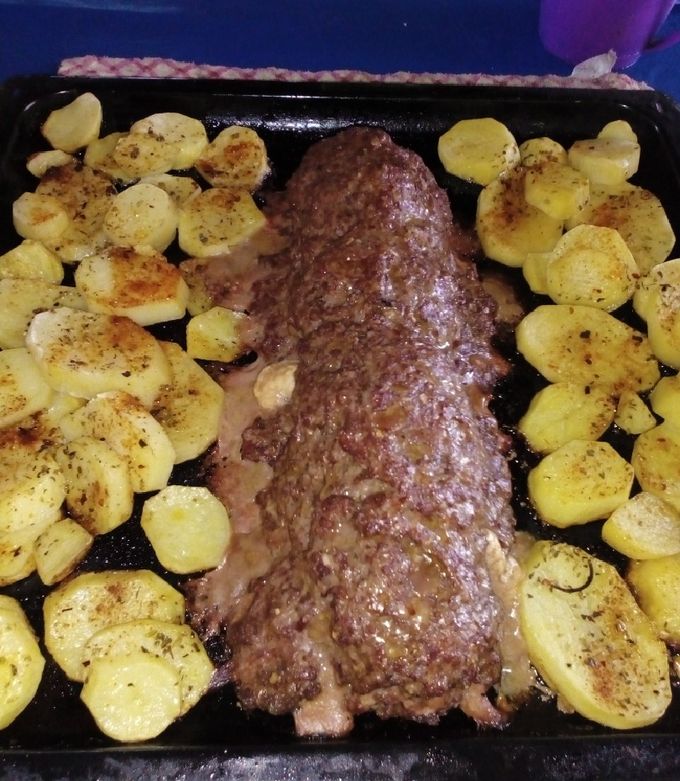 Una foto de Arrollado de carne con papas