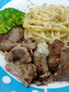 炙燒牛肉白醬義大利麵 的食譜成品照片