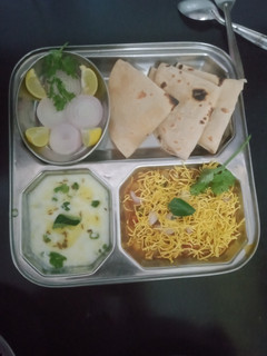 સેવ ઉસળ(sev usal recipe in. GUJARATI) રેસીપી મુખ્ય ફોટો