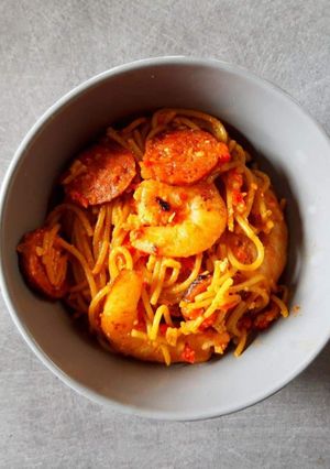 Une photo de Spaghetti au pesto de poivron rouge, chorizo et crevettes
