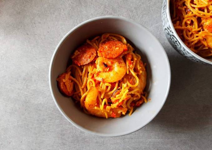 Spaghetti au pesto de poivron rouge, chorizo et crevettes