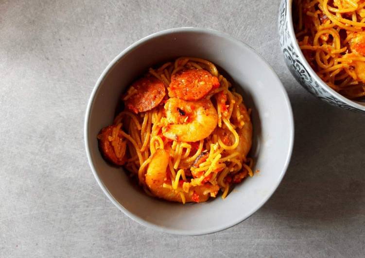 Spaghetti au pesto de poivron rouge, chorizo et crevettes