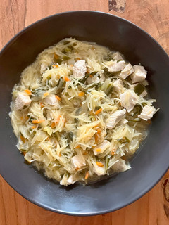 Una foto de 🥬 Sopa juliana con pollo 🍗