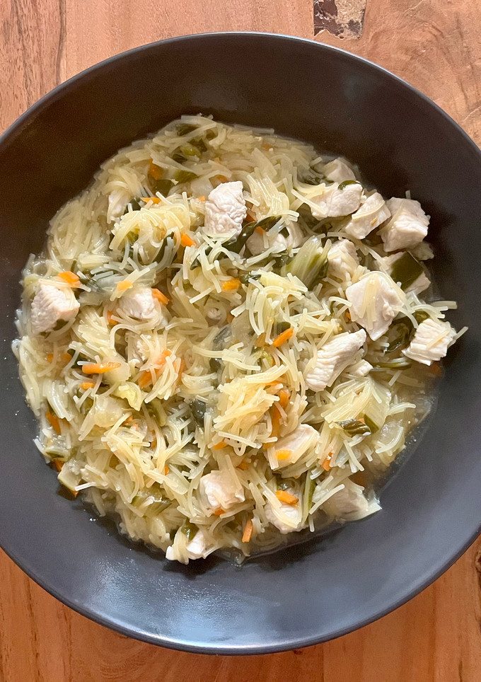 Una foto de 🥬 Sopa juliana con pollo 🍗