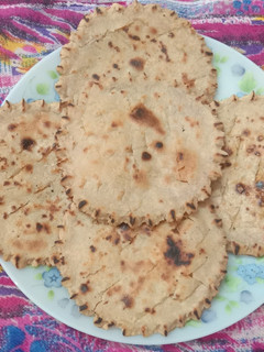 બિસ્કીટ ભાખરી (Biscuit Bhakhri Recipe In Gujarati) રેસીપી મુખ્ય ફોટો