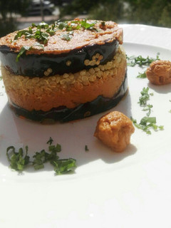 Una foto de Timbal de berenjena con quinoa y ajvar