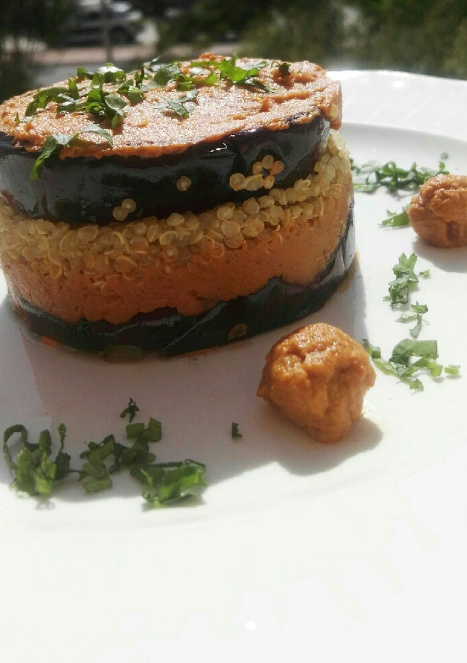 Una foto de Timbal de berenjena con quinoa y ajvar