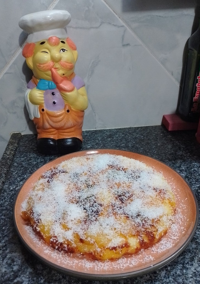 Una foto de Tortita húmeda de ricota, manzana y coco 🥧