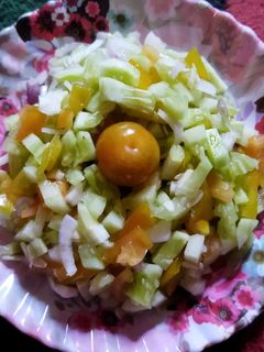 खीरा और टमाटर सलाद (kheera aur tamatar salad recipe in Hindi) रेसिपी मुख्य फोटो