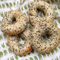 A picture of Sesame bagels with rice flour.