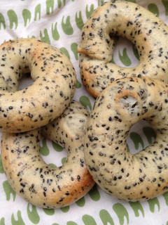 A picture of Sesame bagels with rice flour.