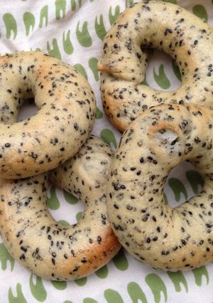 A picture of Sesame bagels with rice flour.