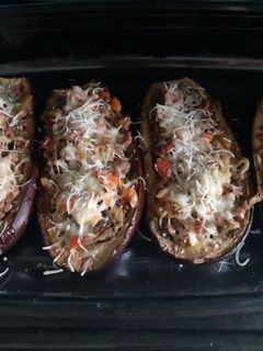 Una foto de Berenjena rellena de verdura y carne