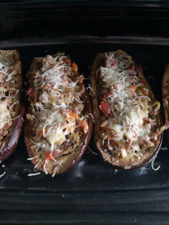 Una foto de Berenjena rellena de verdura y carne