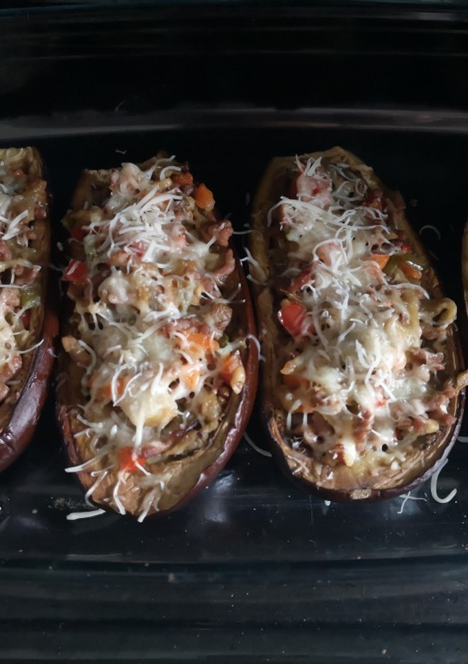 Una foto de Berenjena rellena de verdura y carne