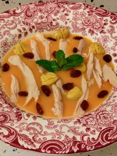 Una foto de Crema de boniato con castañas, pasas y pollo