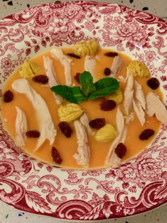 Una foto de Crema de boniato con castañas, pasas y pollo