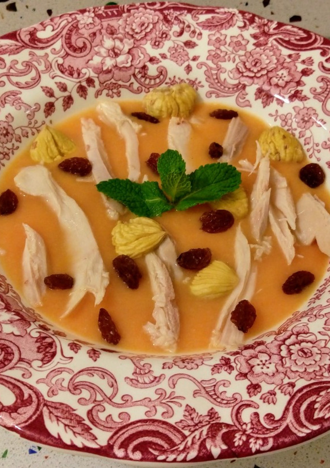 Una foto de Crema de boniato con castañas, pasas y pollo