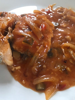 Una foto de Merluza con salsa